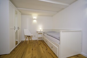 Appartement Onne-Schlafzimmer mit ausziehbarem Alkovenbett