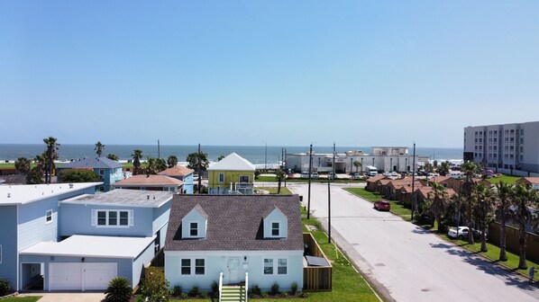 House with ocean view, located 400 ft to Seawall, walk to the beach