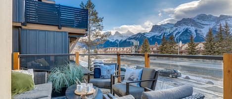 Private balcony with the epic view of the mountains
