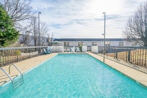 Beautiful swimming pool, family fun!