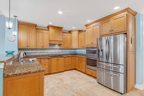 Luxury Kitchen With Stainless Steel Appliances & Granite Countertops