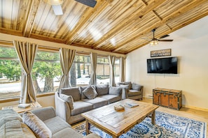 Living Room | Free WiFi | Smart TV | Decorative Fireplace
