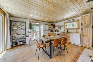 Dining Area | Full Kitchen