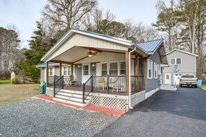 Home Exterior | Parking | Driveway (3 Vehicles)
