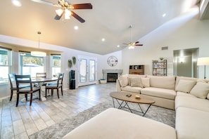 Living Room | Free WiFi | Smart TV | Central Heating & A/C