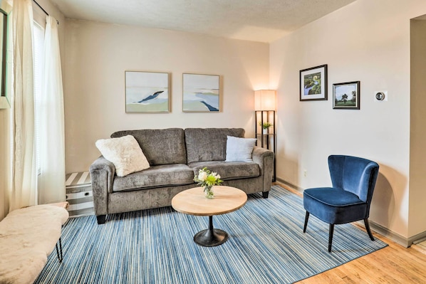 Omaha Vacation Rental | 1BR | 1BA | 800 Sq Ft | Stairs Required to Enter