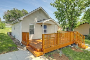 Exterior | Driveway (2 Vehicles)