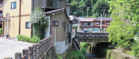 It is a single inn facing the clear stream Enago River.