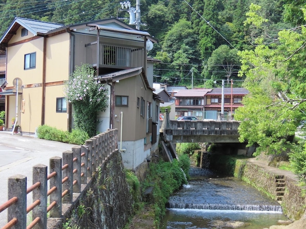 It is a single inn facing the clear stream Enago River.