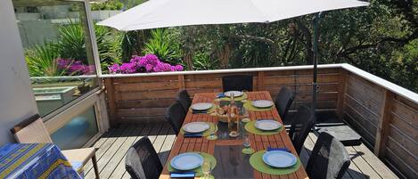 Terrasse surélevée, accès par la salle à manger