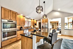 Beautiful, modern kitchen, granite counters - Beautiful, modern kitchen, with granite countertops