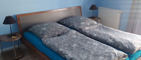 Doppelbett im Schlafzimmer 180 cm breit