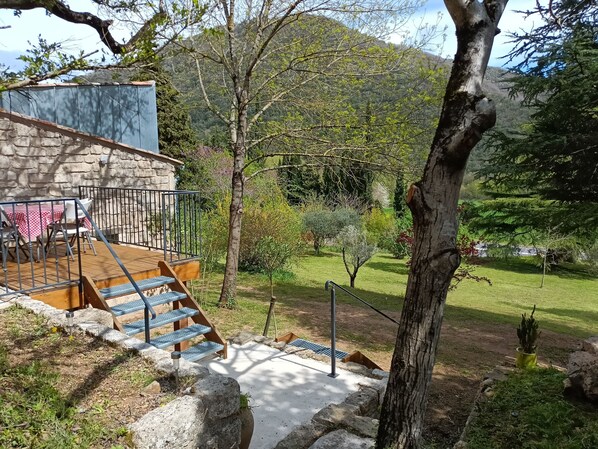 Escalier extérieur pour accéder à l'appartement 
Vue de la terrasse  