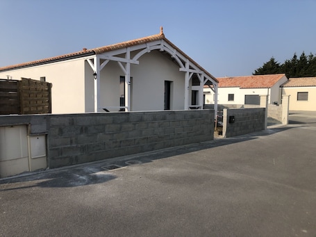 La villa avec les murs devant de cet hivers
Finition en sept 2023