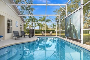 Stream your favorite movies while relaxing in the pool at your private Poolside Cinema 📽️ Enjoy the show!