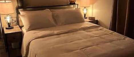 Medium-firm queen hybrid pillow top mattress w/ mattress & pillow protectors