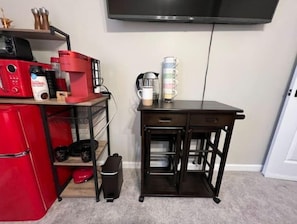 Dinette/workstation w/ coffee mugs, tea infuser, and hot water kettle 