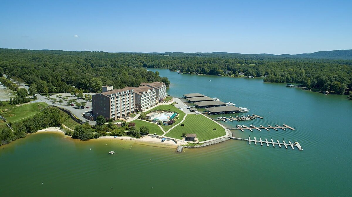 Boat, golf, swim, & dine at Mariners Landing on Smith Mountain Lake!