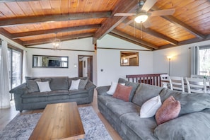 Living Room | Free WiFi | Central A/C | Smart TV | Gas Fireplace