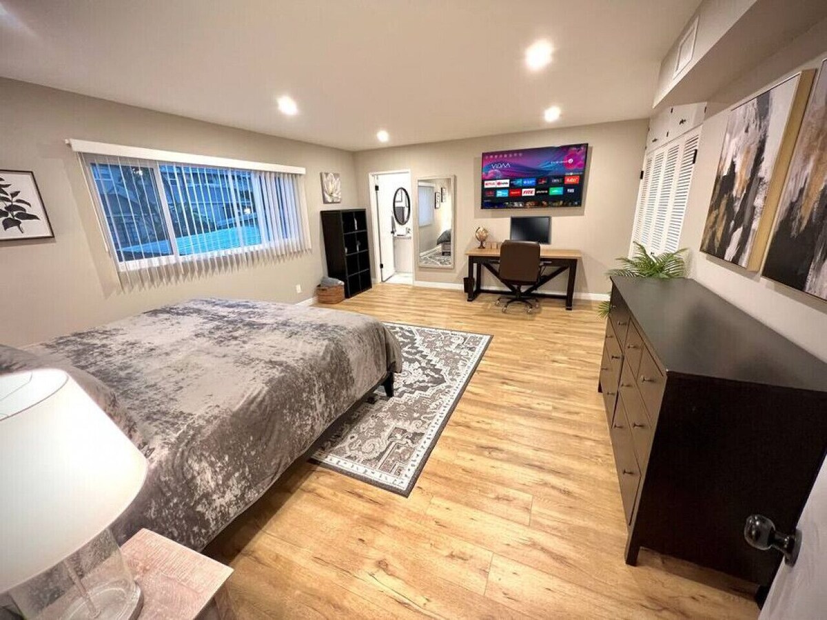 Remodeled 2 Bed/2 Bath in the heart of Montrose!