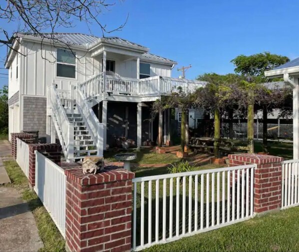 Garage apartment to 408 W Bay Ave.