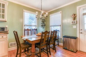 Eat in Kitchen for 8 people