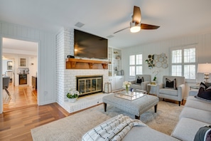 Living Room | Gas Fireplace | Smart TV | Central A/C