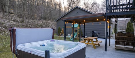 Outdoor spa tub