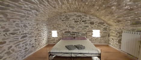 Camera matrimoniale con pietra a vista 