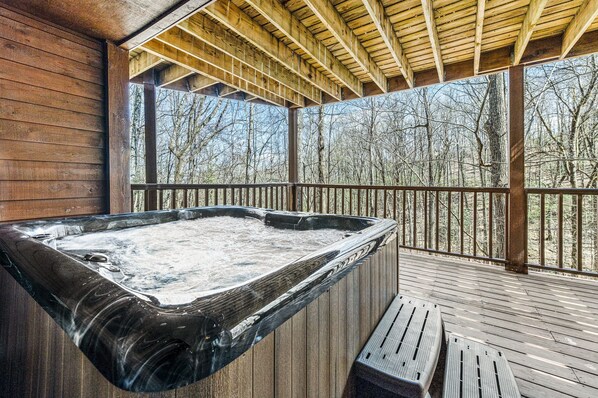 Outdoor spa tub