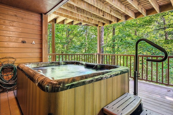 Outdoor spa tub