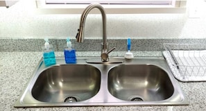 kitchen sink w/ granite countertops