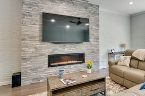 Living Area | Smart TV | Fireplace