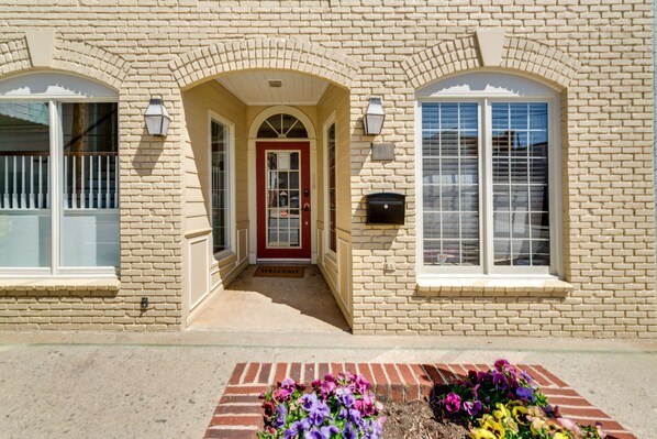 Lenoir Vacation Rental | 2BR | 2BA | 1,900 Sq Ft | Stairs Required