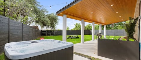 Outdoor spa tub