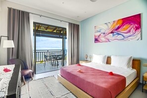 Bedroom with king size bed, overlooking the ocean