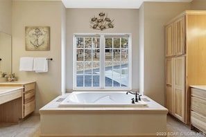 Grandiose master bathroom, makes you feel luxurious