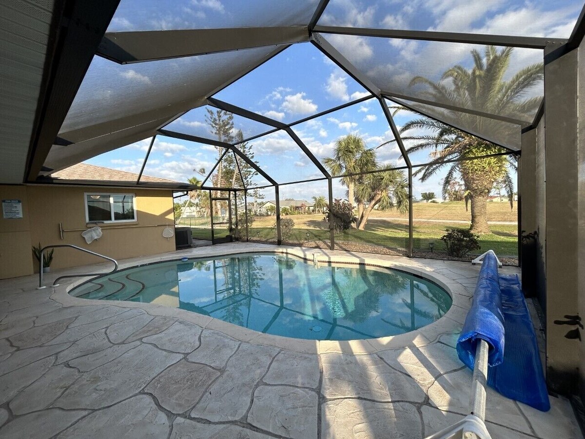 3BR/2BA Retreat with Screened Heated Pool Overlooking the Golf Course