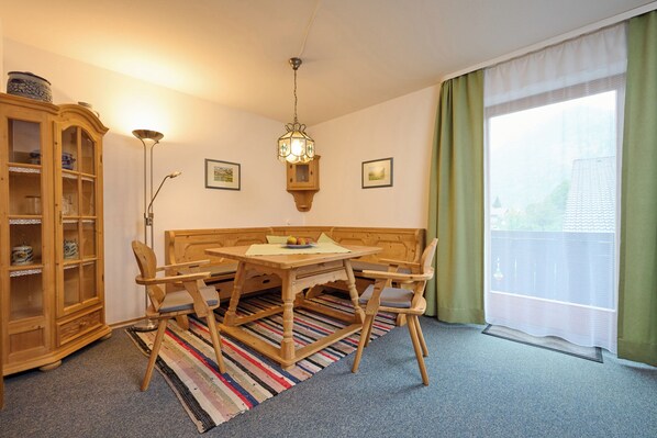 Fewo Nr. 1 Spatz 2 bis 3 Personen, 60 qm, 1-2 Schlafzimmer, 1-2 Du/Wc , 2 Balkon,  WLAN, 1. Stock-Wohnraum mit Sitzecke