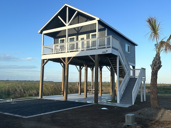 Peaceful cul-de-sac lot. 400 yards to the beach! 🏖️