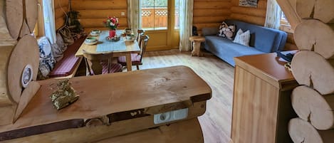 Ferienwohnung I - Hirsch-Schloßalm Wohn- und Eßraum