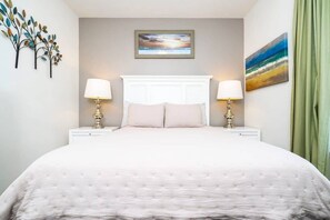 Bedroom w Queen Size Bed