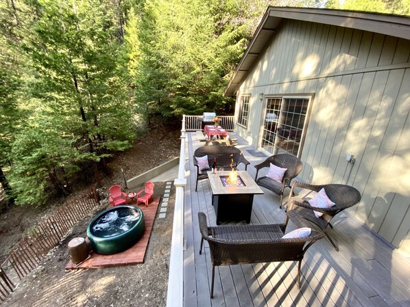 Private hot tub, propane fire pit, and propane BBQ. Amazing outdoor area!!!