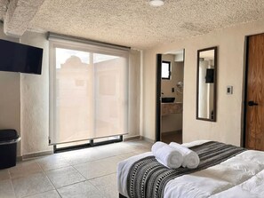 Nuestra acogedora área de habitación con cama matrimonial esta lista para hacer de tu estancia más cómoda.