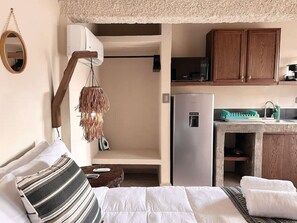 Nuestra acogedora área de habitación con cama matrimonial esta lista para hacer de tu estancia más cómoda.