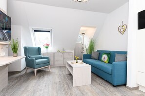 Wohnzimmer mit integriertem Küchenbereich