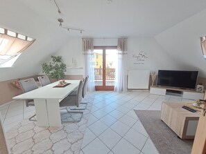 Zugang zum Balkon vom Wohn-/Esszimmer