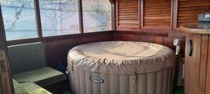 Indoor spa tub