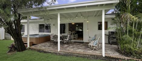 Relaxing and beautiful patio with hot tub! 