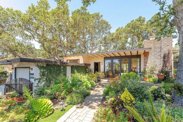 Welcome to "Robert R. Jones House"! - Stunning Gardens!